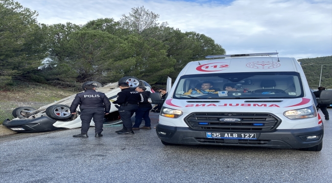 İzmir'de polisten kaçan aracın kaza yapması sonucu 2 kişi öldü