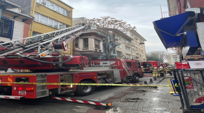 Kadıköy'de 2 katlı tarihi binada çıkan yangın söndürüldü