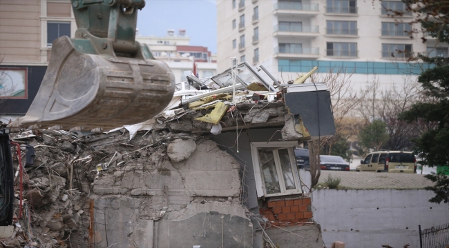 Kahramanmaraş'ta aciliyet gerektiren binaların yıkım işlemleri sürüyor