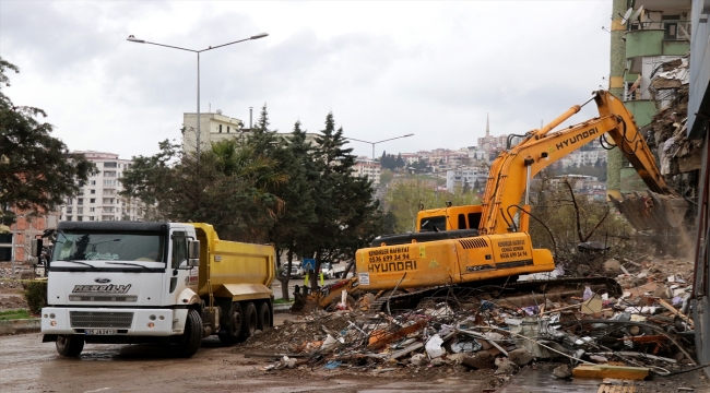 Kahramanmaraş'ta bina yıkım ve enkaz kaldırma çalışmaları sürüyor