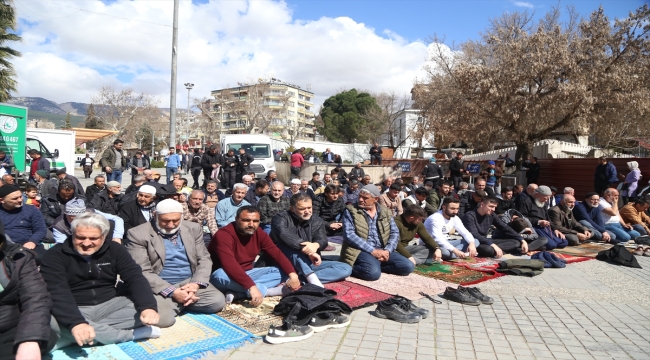 Kahramanmaraş'ta cuma namazı hasarlı Ulu Cami'nin yanındaki alanda kılındı