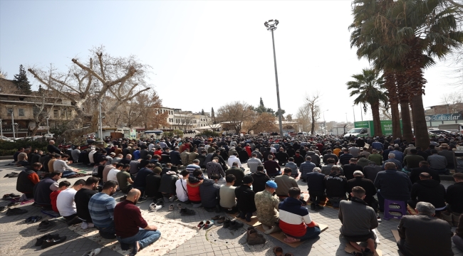 Kahramanmaraş'ta cuma namazı tarihi Ulu Cami'nin yanındaki alanda kılındı