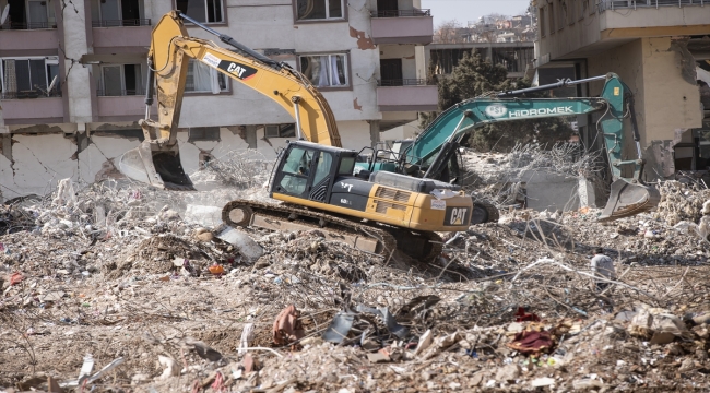 Kahramanmaraş'ta Ebrar Sitesi'nin enkazını kaldırma çalışmaları sürüyor