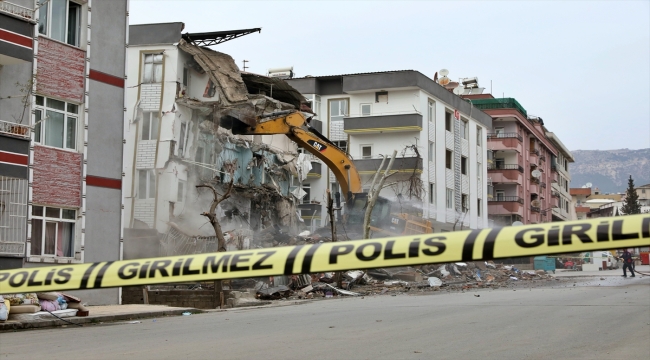 Kahramanmaraş'ta hasarlı binalar kontrollü yıkılıyor