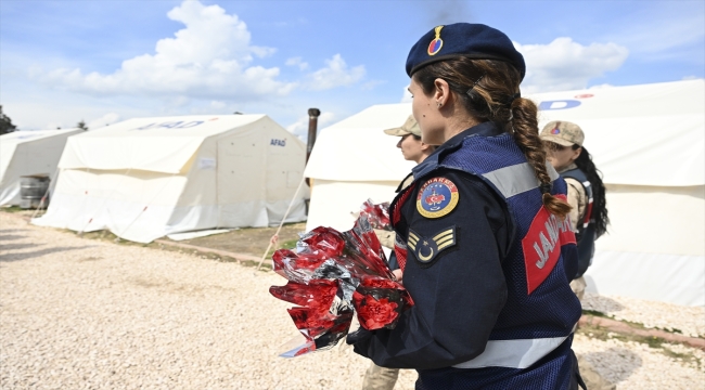 Kahramanmaraş'ta kadın astsubaylardan depremzede kadınlara 8 Mart sürprizi