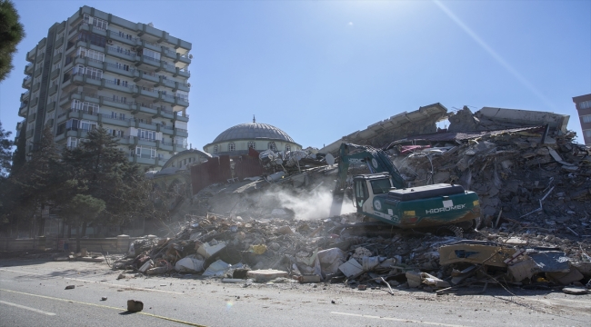 Kahramanmaraş'ta yıkılan Hamidiye Sitesi'nde enkaz kaldırma çalışmaları sürüyor