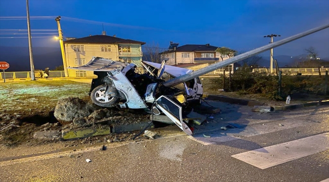 Karabük'te aydınlatma direğine çarpan otomobilin sürücüsü ağır yaralandı