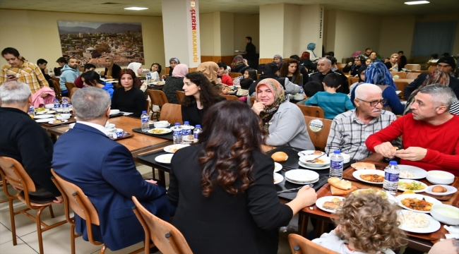 Karabük'te öğrenci yurdunda misafir edilen depremzedeler ilk iftarlarını yaptı