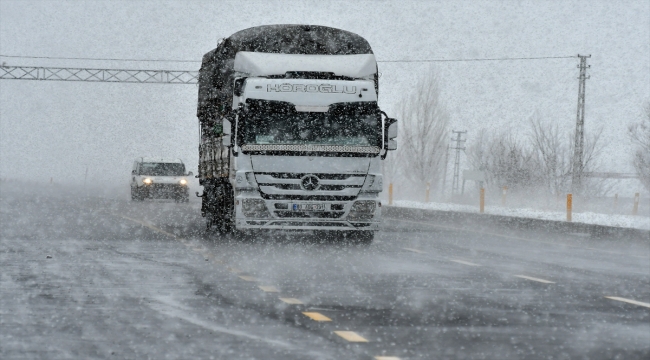 Kars'ta kar ve tipi ulaşımda aksamaya neden oldu