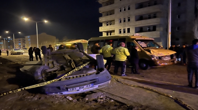 Kars'ta minibüs ile otomobilin çarpıştığı kazada 1 kişi öldü, 4 kişi yaralandı