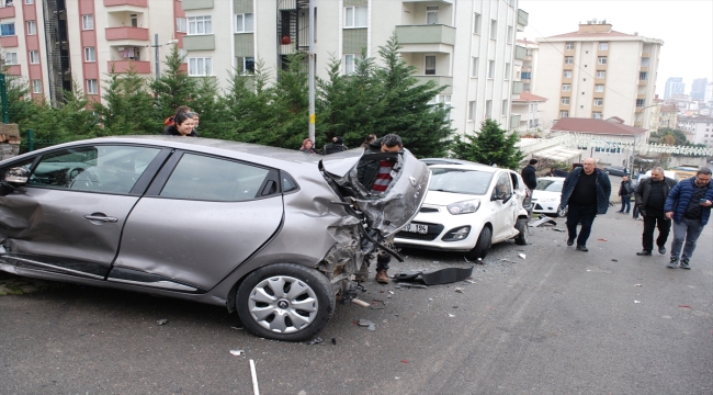 Kartal'da park palindeyken hareket eden hafriyat kamyonu 14 araca çarptı