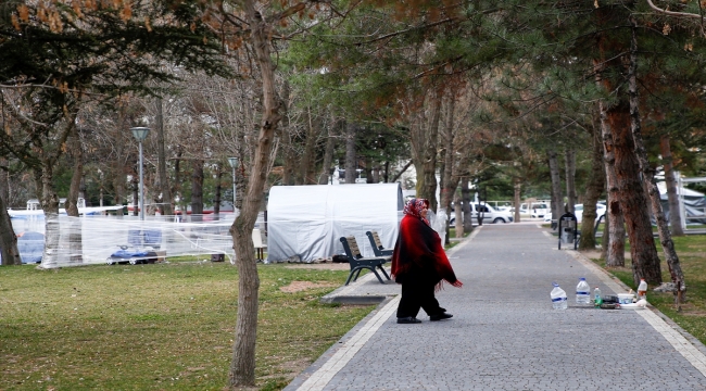 Kayseri'de depremlerden tedirgin olanlar parklara çadır kurdu