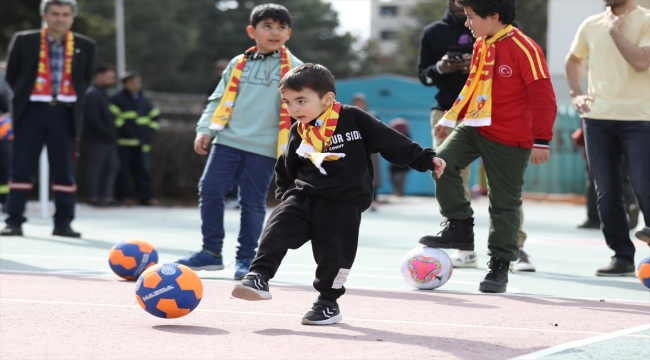 Kayserisporlu futbolcular, depremzede çocukları ziyaret etti