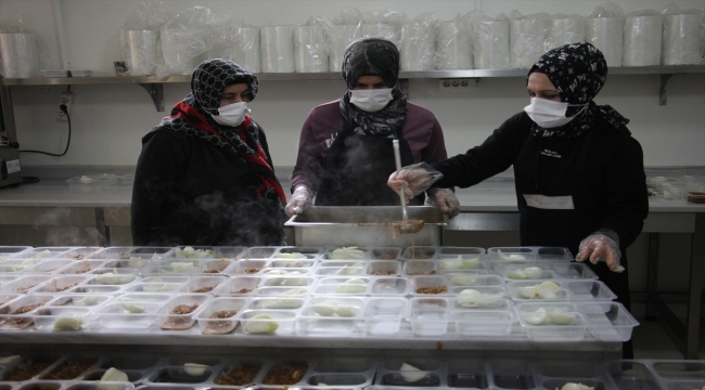 Kilis Belediyesi depremzedelere 3 öğün yemek hazırlıyor