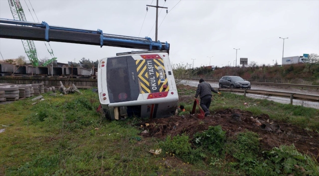 Kocaeli'de devrilen servis midibüsündeki 8 kişi yaralandı