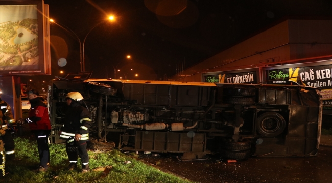 Kocaeli'de devrilen servis midibüsünün sürücüsü yaralandı