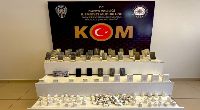 Konya'da duvar görünümü verilen ahşap bölmede 29 kaçak cep telefonu ele geçirildi