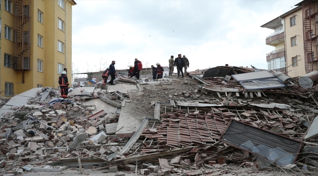 Malatya'da 5 katlı ağır hasarlı bina kendiliğinden çöktü