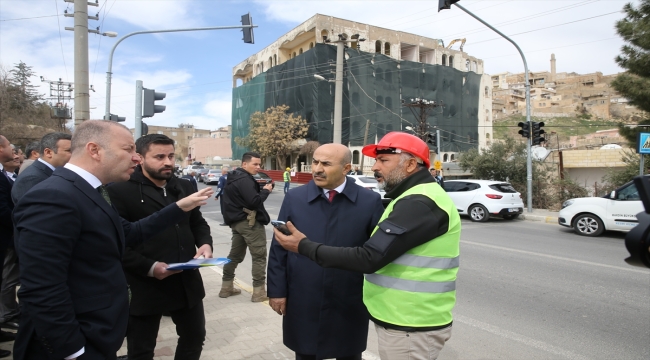 Mardin'in tarihi dokusunu bozan 5 katlı betonarme binanın yıkımına başlandı