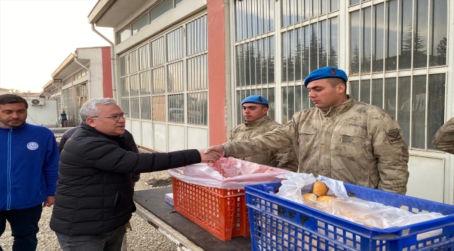 Mehmetçik, Doğanşehir'de depremzedeler için ekmek üretiyor