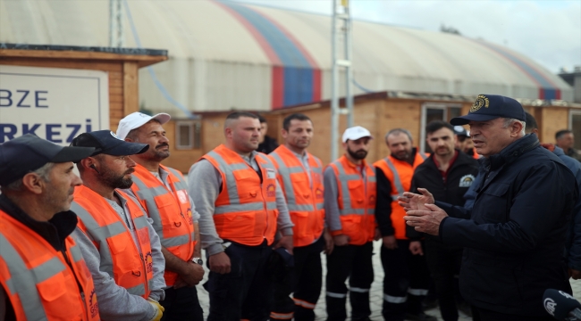 Milli Savunma Bakanı Akar, Hatay'da esnaf için kurulan prefabrik çarşıda inceleme yaptı