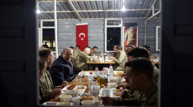 Milli Savunma Bakanı Akar, ilk iftarı Mehmetçik ile yaptı