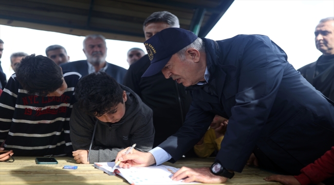 Milli Savunma Bakanı Akar, konteyner kentte depremzedelerle bir araya geldi