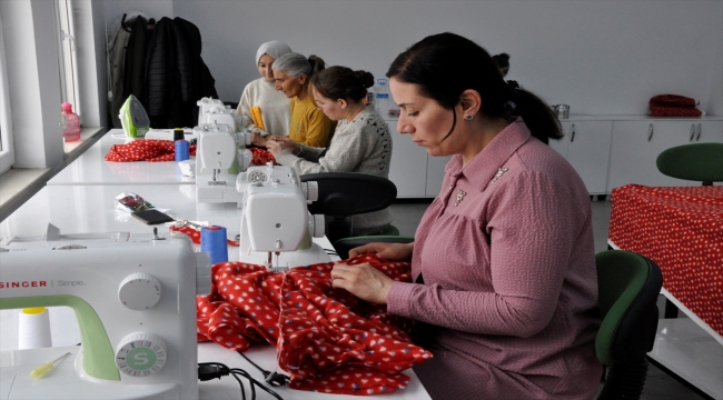 Muş ve Hakkari'de kadınlar depremzedeler için battaniye üretiyor