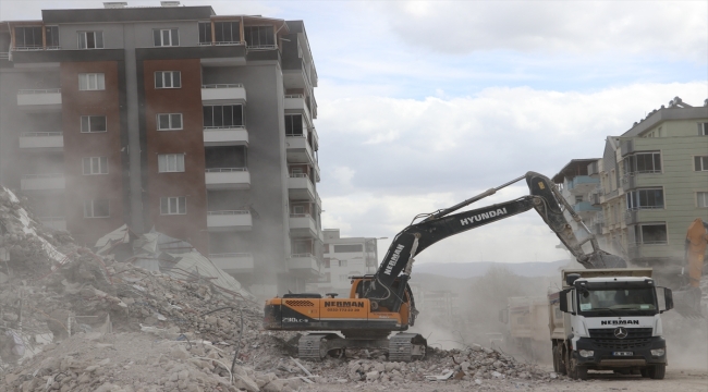 Nurdağı ve İslahiye'de acil yıkım kararı alınan 1224 binadan 950'si yıkıldı 