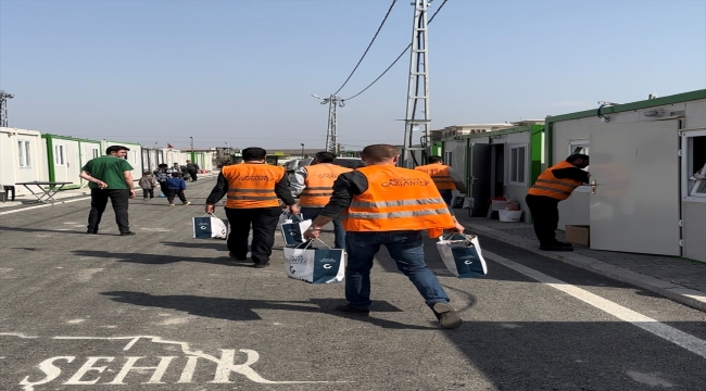 Nurdağı ve İslahiye'de konteyner kentteki depremzedelere mutfak seti dağıtıldı