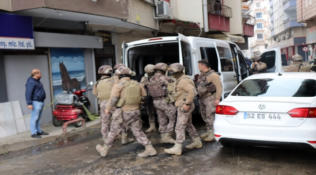 Ordu'da 2 kişiyi silahla yaralayan şüpheli kendini çatı katına kilitledi