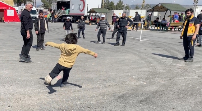 Ordu Valisi Sonel, konteyner kentte depremzede çocuklarla futbol oynadı