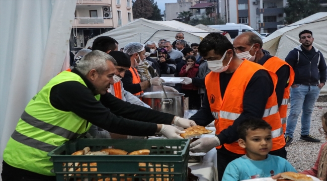 Osmaniye'deki çadır kentlerde ilk iftar yapıldı