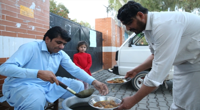 Pakistan'da Müslümanlar ramazanın ilk iftarını yaptı