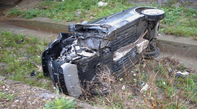 Pendik'te dereye devrilen otomobilin sürücüsü yara almadan kurtuldu