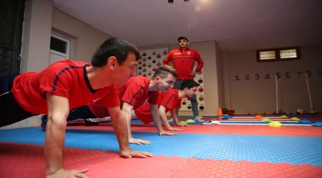 Rakip kulüp, antrenman salonunun kapılarını depremzede özel sporculara açtı