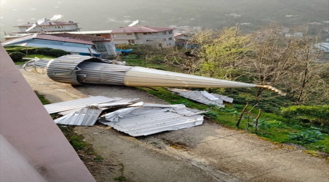 Rize'de fırtına çatıları uçurup araçlar, ağaçlar, duraklar ve tabelalara zarar verdi