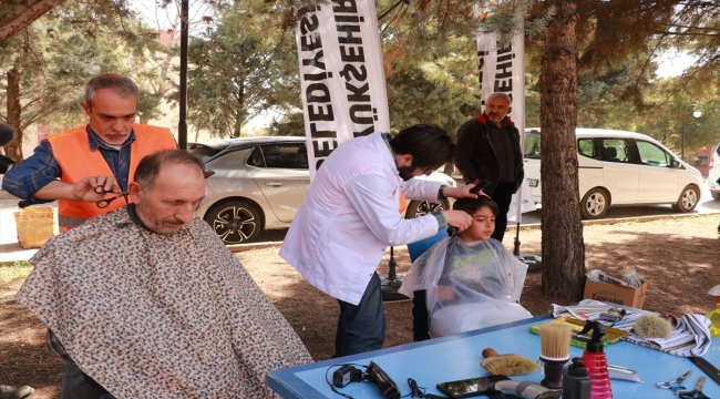 Şanlıurfa'da gönüllü kuaförler depremzedelerin hizmetinde