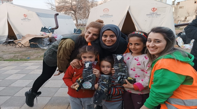 Şanlıurfa'da kadınlar depremzede çocuklara bez bebek gönderdi