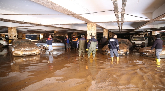 Şanlıurfa'daki selden etkilenen otoparkta su tahliyesi sürüyor 