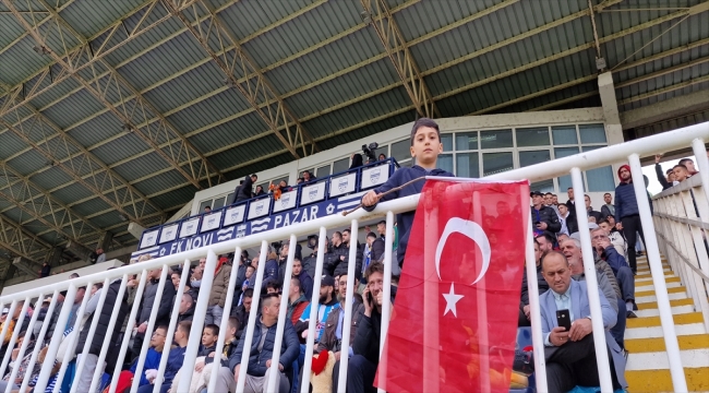 Sırbistan Ligi'ndeki Novi Pazar-Radnicki maçında depremzede çocuklar için oyuncak toplandı