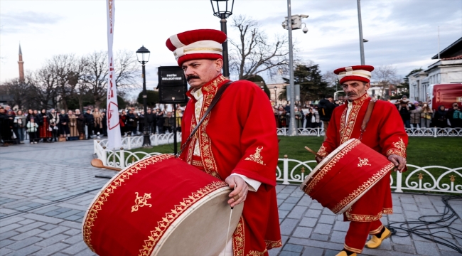 Sultanahmet Meydanı, ramazanın ilk iftarı için gelenlerle doldu