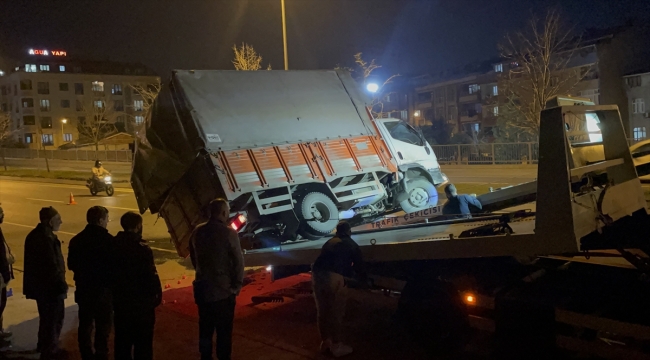 Sultangazi'de kaldırıma çarparak yan yatan kamyonetin sürücüsü yaralandı 