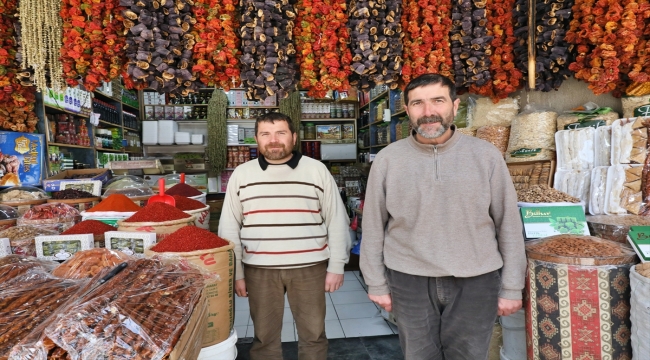 Tarihi Maraş Çarşısı esnafı depremin ardından yeniden kepenk açmaya başladı