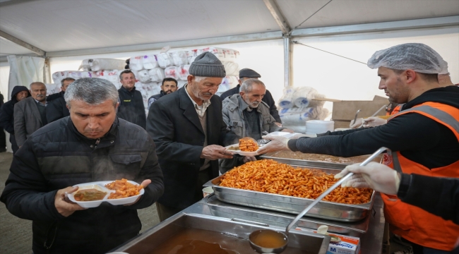 TBMM aşçıları Elbistan'daki aşevinde depremzedelere yemek hazırlıyor