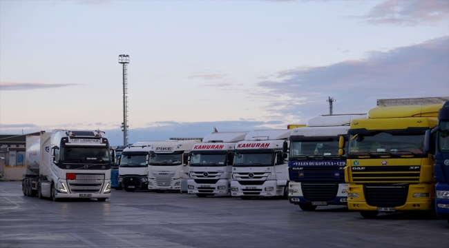 Tır şoförleri iftarı sınır kapısında yaptı