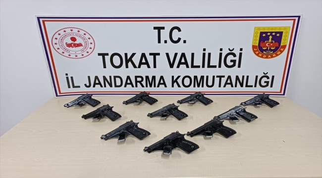 Tokat'ta bir araçta 10 tabanca ele geçirildi