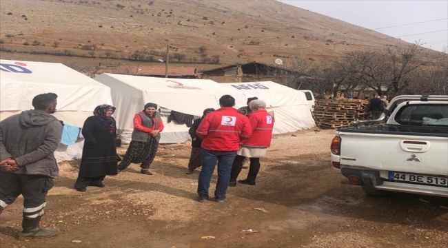 Türk Kızılay mobil sağlık aracıyla depremzedelere sağlık hizmetini sürdürdü