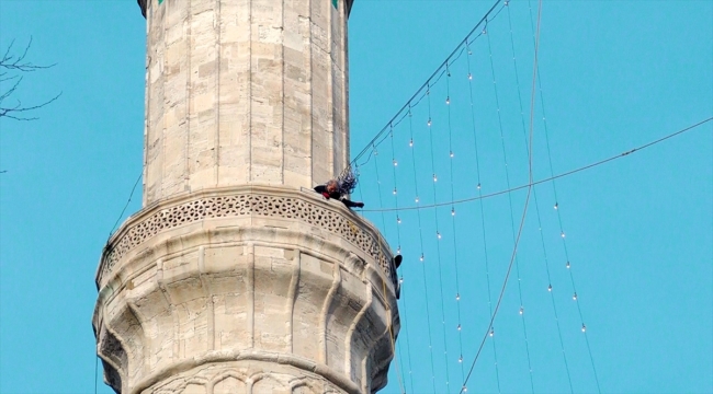 Üsküdar'daki Valide-i Cedid Camisi'ne mahya asıldı