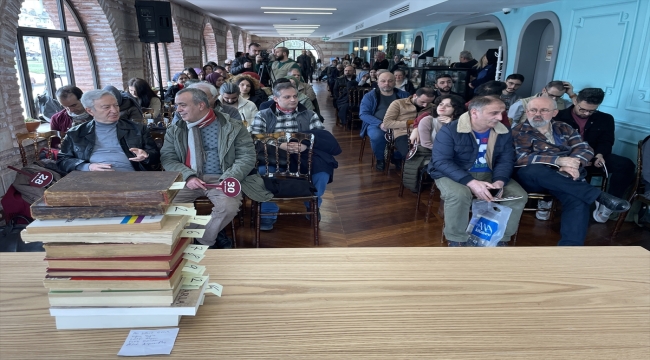 Üsküdar Sahaflar Çarşısı'nda depremzedeler için yardım mezatı düzenlendi